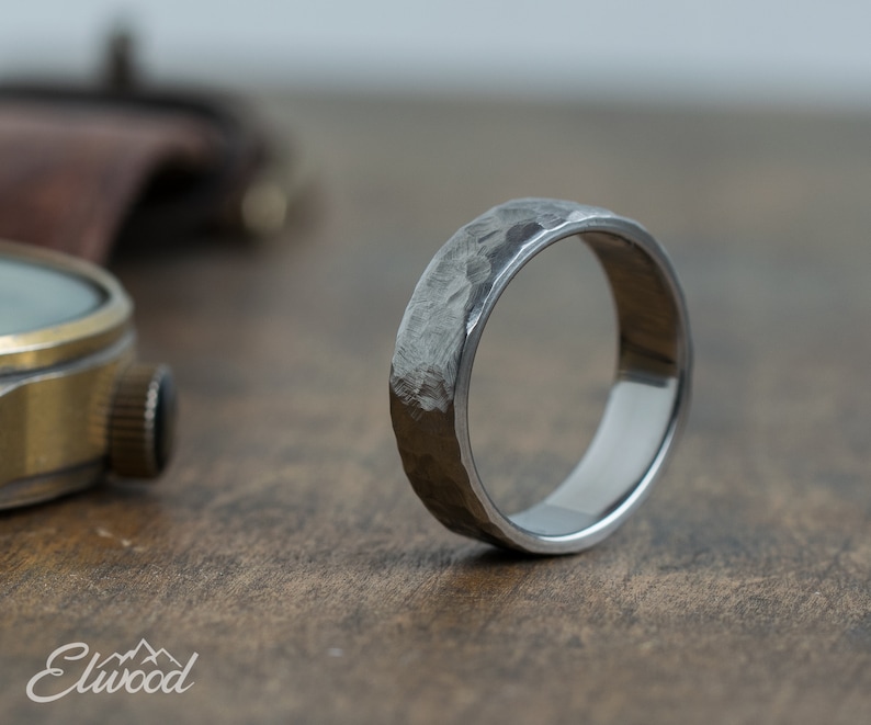 Anello in titanio martellato Anello moderno industriale Anello minimalista Fede nuziale Anello grigio da uomo Semplice fascia in titanio 5 anni di anniversario immagine 1