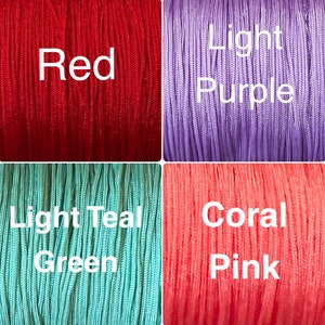 Op de afbeelding: Een vierkant beeld met vier kleurstalen van koord. De kleuren zijn rood, lichtpaars, lichtblauwgroen en koraalroze. Elke staal heeft de kleurnaam in witte tekst.