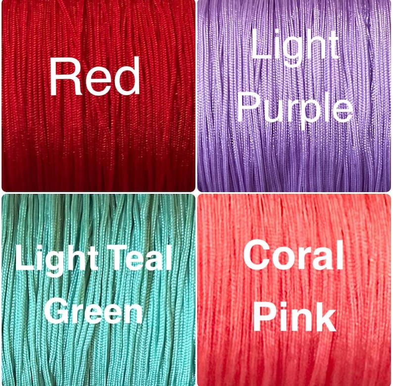 Op de afbeelding: Een vierkant beeld met vier kleurstalen van koord. De kleuren zijn rood, lichtpaars, lichtblauwgroen en koraalroze. Elke staal heeft de kleurnaam in witte tekst.