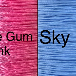 Puede incluir: Dos carretes de cord&oacute;n, uno rosa y otro azul claro. El carrete rosa est&aacute; etiquetado como "Bubble Gum Pink" y el carrete azul claro est&aacute; etiquetado como "Sky Blue".