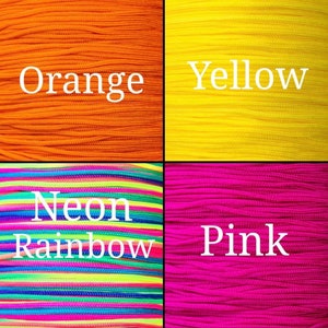 Op de afbeelding: Een vierkant beeld verdeeld in vier secties, elk met een andere kleur koord. De kleuren zijn oranje, geel, neon regenboog en roze, met de kleurnamen in witte tekst over elke sectie.