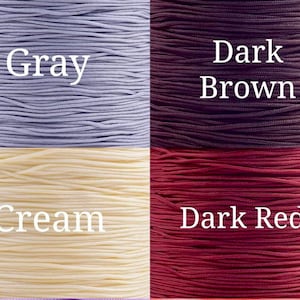 Puede incluir: Cuatro carretes de cord&oacute;n en diferentes colores: gris, crema, marr&oacute;n oscuro y rojo oscuro.