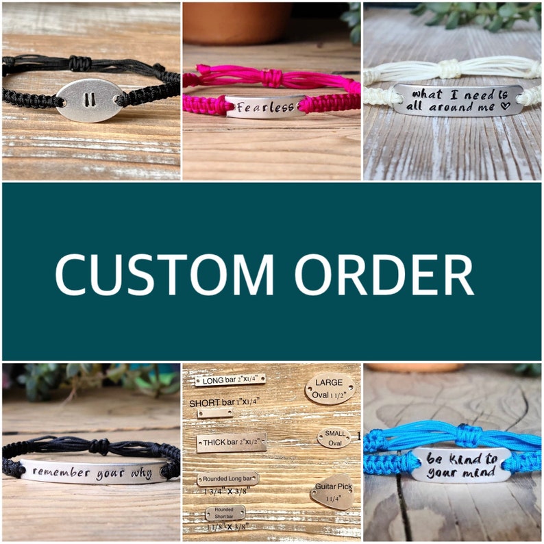 Puede incluir: Una selecci&oacute;n de pulseras personalizables con cordones de diferentes colores y dijes de plata. Los dijes son de forma ovalada, rectangular y en forma de p&uacute;a de guitarra. Las pulseras est&aacute;n personalizadas con texto como "Fearless", "what I need is all around me", "remember your why" y "be kind to your mind".