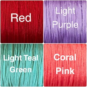 Puede incluir: Cuatro carretes de cord&oacute;n en diferentes colores: rojo, morado claro, verde turquesa claro y rosa coral.