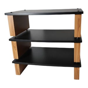Può includere: Un rack audio a tre livelli dal design moderno. I ripiani sono neri e i supporti sono di colore legno chiaro. Il rack ha una forma rettangolare ed è adatto per riporre apparecchiature audio. È realizzato in legno e ha una struttura robusta.