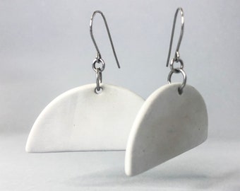 Boucles d'oreilles en céramique de porcelaine chinoise Lisse Blanc Fait à la main Légères Oreilles délicates Boucles d'oreilles minimalistes Classiques. Cadeau fait main