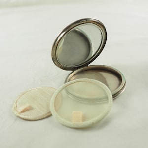 Art Deco Solid 835 Silver Powder Compact, Machine Engraving, Original Sieve and Puff, Maker Hermann Bauer, Schwaben Gmund, Germany 1930