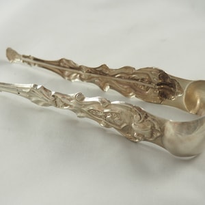 Antiguas pinzas de azúcar de plata sólida victoriana, pergaminos y flores de decoración ornamentada, 800 de plata, inscrita J.W. Krauch, 1846, Alemania 1840s