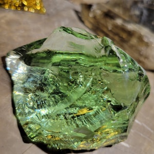 Cristallo Andara verde oro 108 grammi - &quot;il loto bianco&quot;