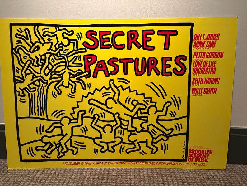 Puede incluir: Un cartel amarillo con texto e ilustraciones en negro y rojo. Las palabras "SECRET PASTURES" est&aacute;n en letras rojas grandes. El cartel presenta figuras de palo y los nombres de los artistas. El logotipo de la Brooklyn Academy of Music est&aacute; en la esquina inferior derecha.