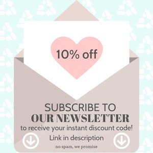 Op de afbeelding: Een witte envelop met een bruine flap, met daarin een roze hart met de tekst "10% off". De tekst "SUBSCRIBE TO OUR NEWSLETTER to receive your instant discount code! Link in description no spam, we promise" staat onder het hart.