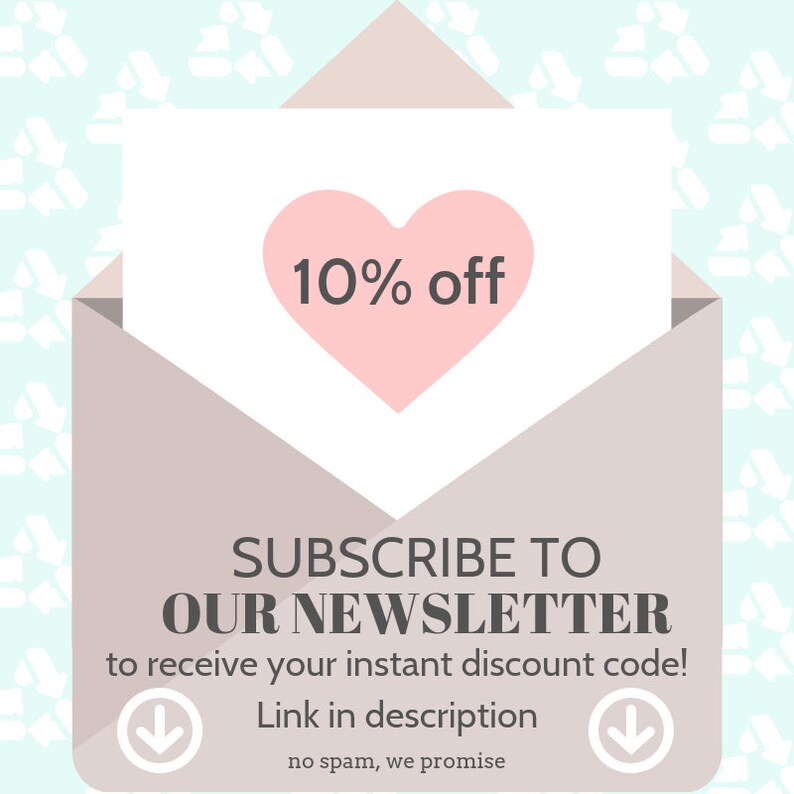 Op de afbeelding: Een witte envelop met een bruine flap, met daarin een roze hart met de tekst "10% off". De tekst "SUBSCRIBE TO OUR NEWSLETTER to receive your instant discount code! Link in description no spam, we promise" staat onder het hart.