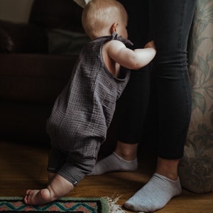 Boho duurzame babyromper | Verstelbaar en genderneutraal | Handgemaakte peuteroutfit | Ethisch vervaardigd | Uniek babycadeau