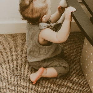 Boho duurzame babyromper | Verstelbaar en genderneutraal | Handgemaakte peuteroutfit | Ethisch vervaardigd | Uniek babycadeau