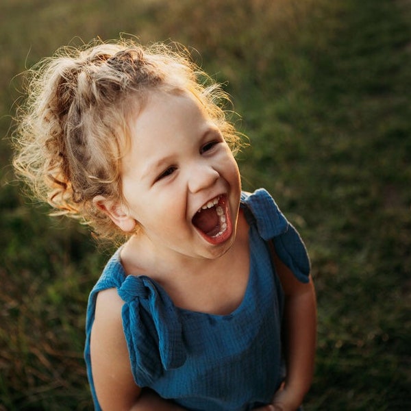 Duurzame Boho-babyromper | Verstelbaar en genderneutraal | Handgemaakte peuteroutfit | Ethisch vervaardigd | Uniek babycadeau