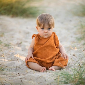 Boho duurzame babyromper | Verstelbaar en genderneutraal | Handgemaakte peuteroutfit | Ethisch vervaardigd | Uniek babycadeau