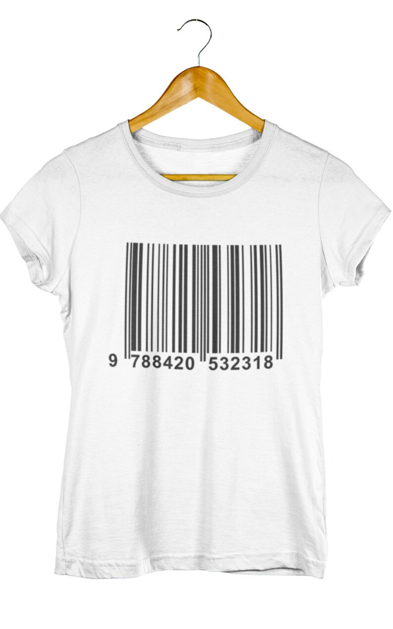 May include: White t-shirt with a black barcode design. The barcode is centered on the shirt and includes the numbers 9 788420 532318. The shirt is hanging on a wooden hanger.