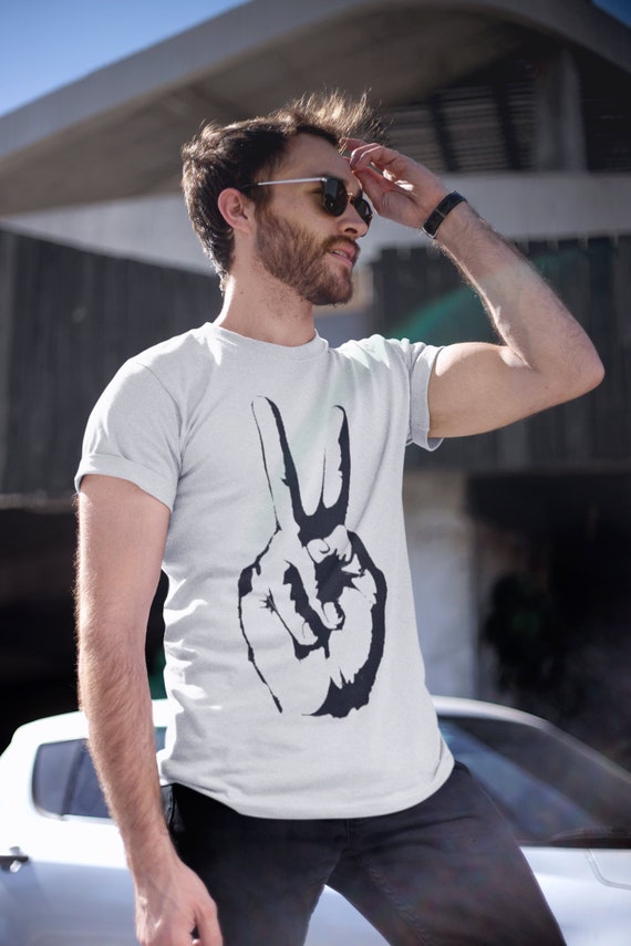 Zwei Finger Peace Zeichen Shirt Frieden Zeichen Liebe Herz Freiheit Trendy Tshirt Damen Herren Gluck Trending Mode Tshirts Unisex Etsy