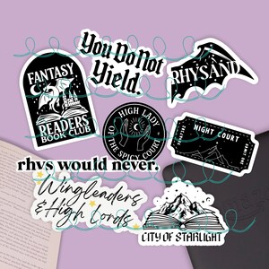 Puede incluir: Una colecci&oacute;n de pegatinas en blanco y negro con varios dise&ntilde;os y texto. Las pegatinas incluyen frases como "You Do Not Yield", "Rhysand" y "Night Court". Otras pegatinas presentan ilustraciones de libros, alas y monta&ntilde;as. Las pegatinas est&aacute;n sobre un fondo morado.