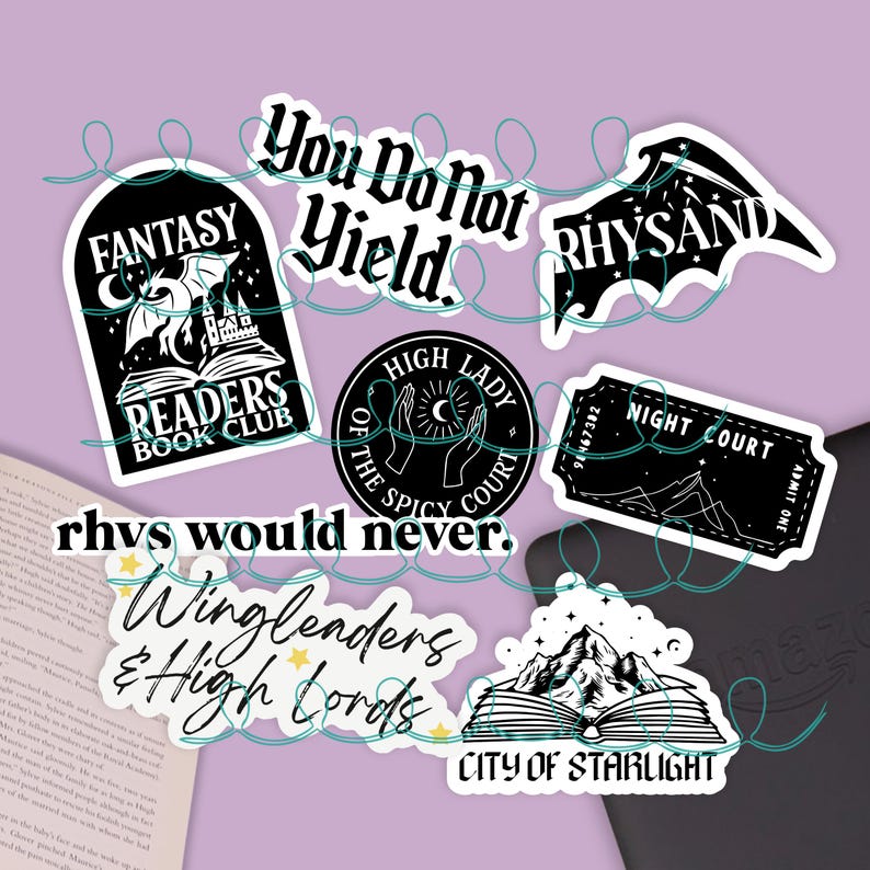 Puede incluir: Una colecci&oacute;n de pegatinas en blanco y negro con varios dise&ntilde;os y texto. Las pegatinas incluyen frases como "You Do Not Yield", "Rhysand" y "Night Court". Otras pegatinas presentan ilustraciones de libros, alas y monta&ntilde;as. Las pegatinas est&aacute;n sobre un fondo morado.