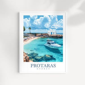 Puede incluir: Una impresión enmarcada que presenta una escena costera de Protaras, Chipre. La imagen muestra una lancha motora blanca en agua turquesa, una playa de arena y un edificio blanco bajo un cielo azul brillante con nubes esponjosas. El texto "PROTARAS CYPRUS" está en la parte inferior.
