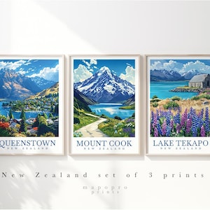 Op de afbeelding: Set van drie Nieuw-Zeelandse landschapsdrukken met Queenstown, Mount Cook en Lake Tekapo. Elke print toont een schilderachtig uitzicht op het gebied met bergen, water en weelderig groen.