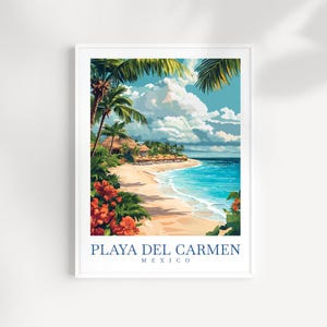 Op de afbeelding: Een vintage reisposter met een strandscène met palmbomen, een zandstrand en turquoise water. De tekst op de poster luidt "Playa Del Carmen, Mexico".