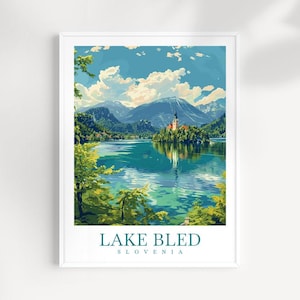 Può includere: Un poster vintage di viaggio che mostra una vista panoramica del lago di Bled in Slovenia. Il poster rappresenta un lago pittoresco con una piccola isola e una chiesa al centro, circondato da lussureggianti alberi verdi e montagne sullo sfondo. Il testo "LAKE BLED SLOVENIA" è stampato nella parte inferiore del poster.