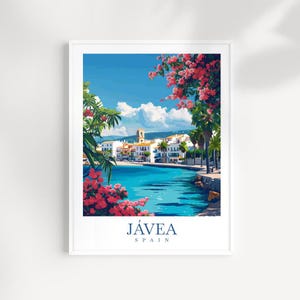 Op de afbeelding: Een kleurrijke illustratie van een kustplaats in Jávea, Spanje. De afbeelding toont een blauwe watermassa, witte gebouwen en weelderige groene bomen met roze bloemen.