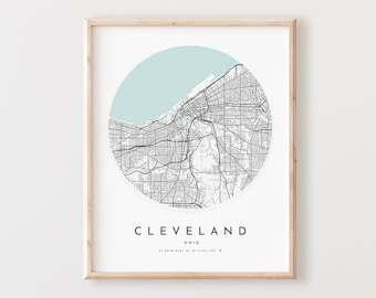 Può includere: Una mappa in bianco e nero di Cleveland, Ohio, con un cerchio blu chiaro attorno. Il testo "CLEVELAND OHIO" è sotto la mappa.