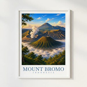 Può includere: Una stampa artistica incorniciata raffigurante il paesaggio del Monte Bromo in Indonesia. L'immagine mostra un cratere vulcanico con fumo, circondato da montagne scoscese e un mare di nuvole, con alberi verdi in primo piano e testo blu.
