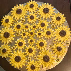 35  Edible Fondant Sunflowers/  Cake Cupcake Sugar Decorations /  Fondant flowers / Edible sunflower / Edible Flowers