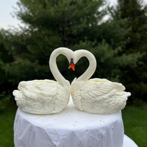 手作りフォンダンの白鳥ケーキトッパー - 彫刻された羽根を使ったウェディングデコレーション 画像 20