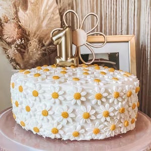 50 Fondant Daisy Flowers: Cake & Cupcake Sugar Decorations