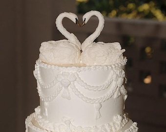 Handcrafted Fondant Swan Cake Topper – Elegant Wedding Decoration (Single Swan).