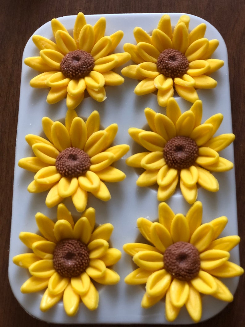 Edible Fondant Daisies Sunflowers and Bees / Fondant flowers Etsy