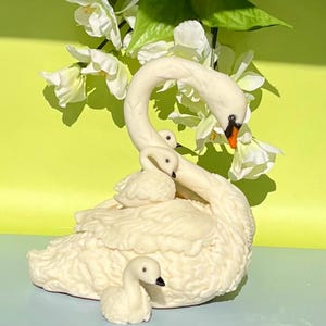 Luxury Swan Cake Topper Set – Handmade Fondant Large Swan (4&quot;-4.5&quot;) with 3 Baby Swans – Elegant Wedding & Mother’s Day Decoration (4 pcs)