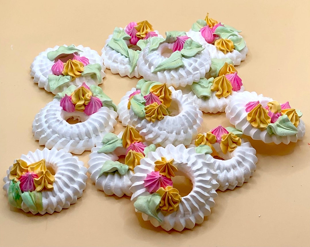 12 Meringue Wreath Cookies / Edible Cake Toppers / Meringue Decorations
