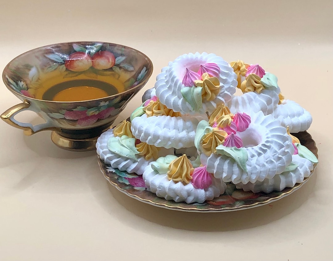 12 Meringue Wreath Cookies / Edible Cake Toppers / Meringue Decorations