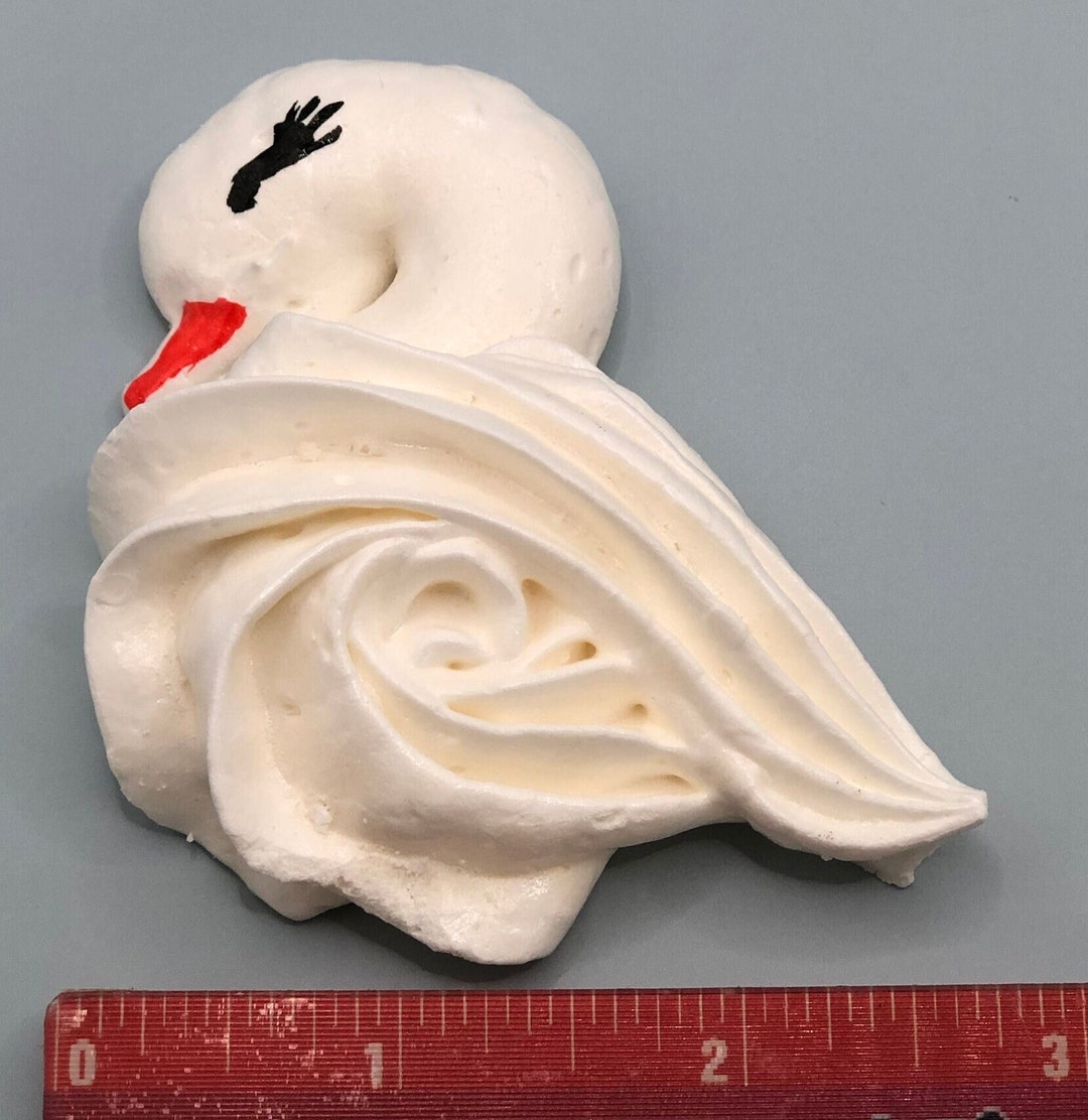 6-swans-meringue-edible-swan-decorations-wedding-meringue-cupcake