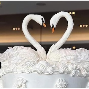 Adorno para tarta de boda de cisne hecho a mano en fondant con alas de oblea
