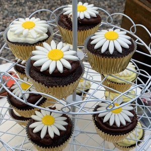 12  Fondant Daisies /  Wedding Daisies topper / Sugar Decorations/ Fondant flowers / Gum Paste Daisy / Smash cake / Handmade Flowers