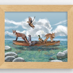 Pu&ograve; includere: Un dipinto ad acquerello di una volpe, due foche, un cervo e due anatre in una canoa di legno su un lago. La canoa &egrave; circondata da grandi rocce e il cielo &egrave; blu con nuvole bianche.