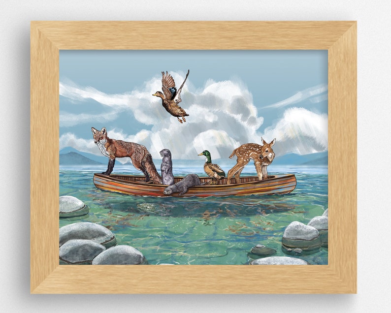Pu&ograve; includere: Un dipinto ad acquerello di una volpe, due foche, un cervo e due anatre in una canoa di legno su un lago. La canoa &egrave; circondata da grandi rocce e il cielo &egrave; blu con nuvole bianche.
