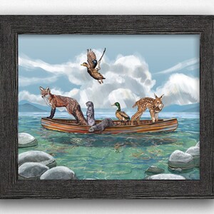 Pu&ograve; includere: Un dipinto ad acquerello di una volpe, un cervo, due lontre e un'anatra in una canoa su un lago. La canoa &egrave; marrone e ha un motivo a strisce colorate. Il lago &egrave; blu e verde e ci sono delle rocce nell'acqua.