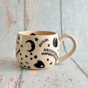 Taza de cerámica hecha a mano con diseño de ouija para Halloween