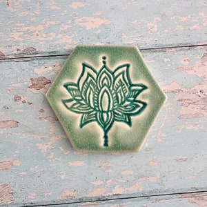 Posavasos de cerámica hecho a mano con flor de loto turquesa