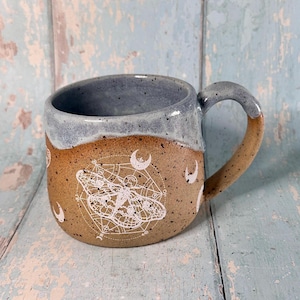 Taza grande de cerámica con diseño de polilla azul lila