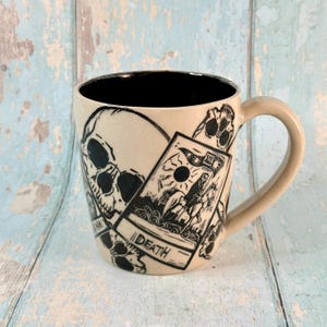 Schwarz-weiße Tarot und Schädel-Tasse, große Keramiktasse