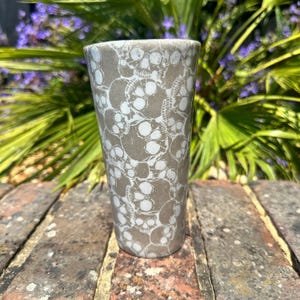 Vaso de cerámica grande con calavera, estilo gótico, hecho a mano y moderno.